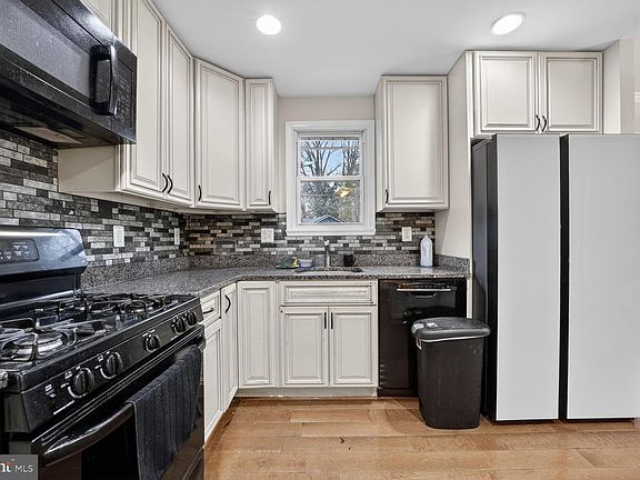 2nd image of 3809 Walnut Ln