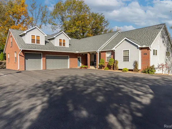 2420 Kuri Ln, Howell, MI 48843