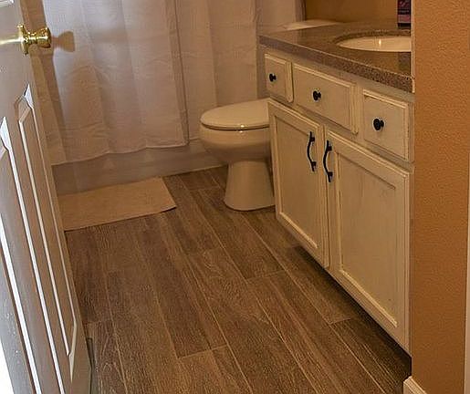 Main level bath 3