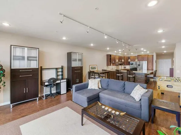 103 E 10th Ave NW #402, Calgary, AB T2M 0B4