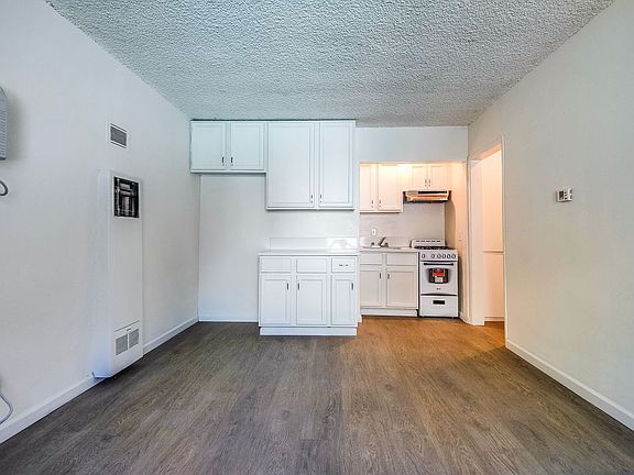 5th image of 15733 Vanowen St #1