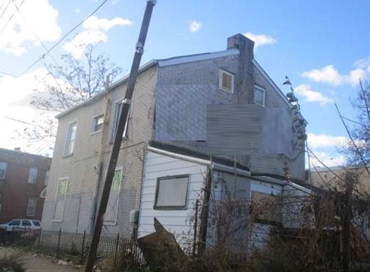 2nd image of 2882 Emerald St
