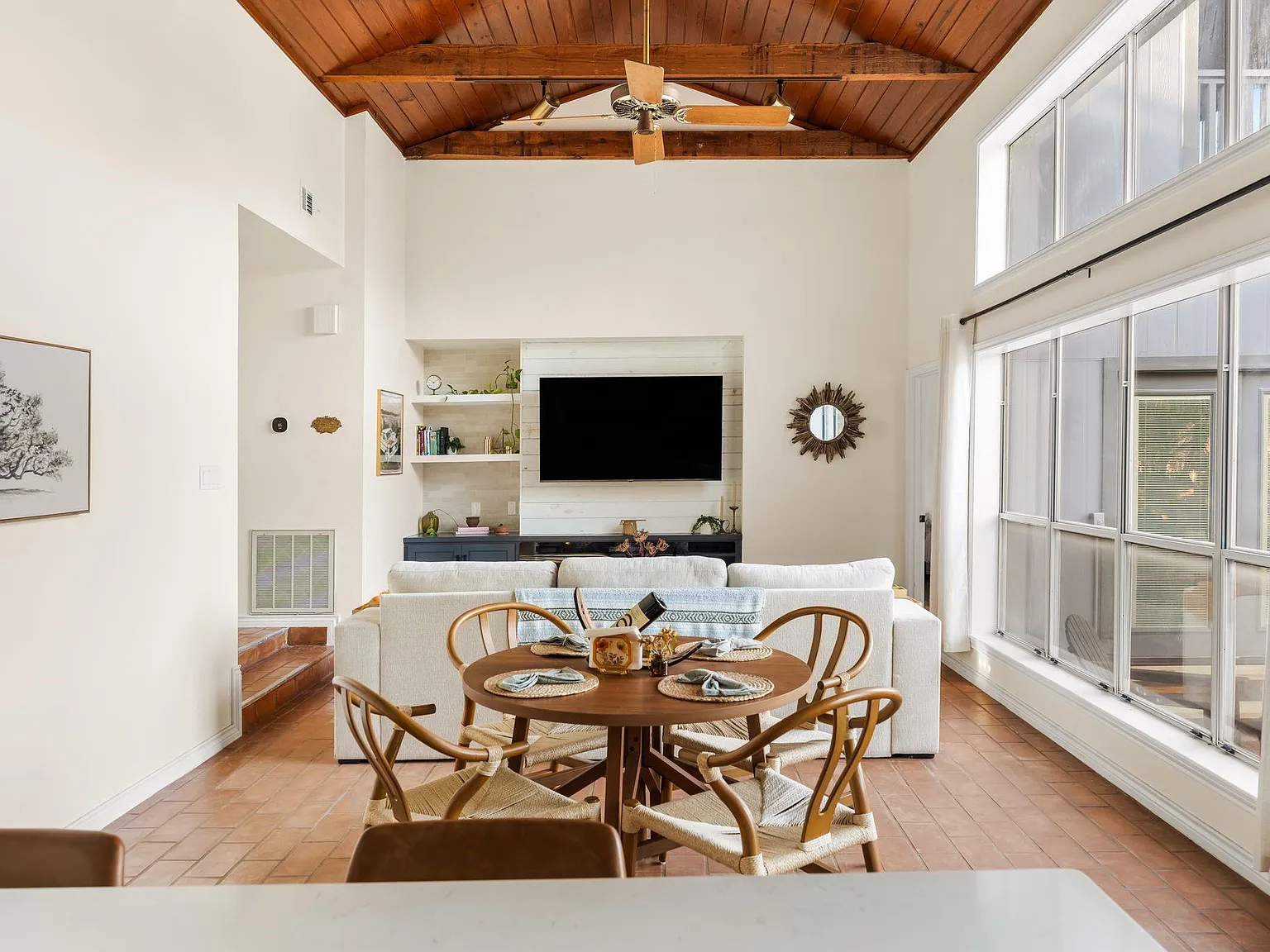 3 bed, 2.0 bath, 1567 sqft, $3,850 — Photo 2