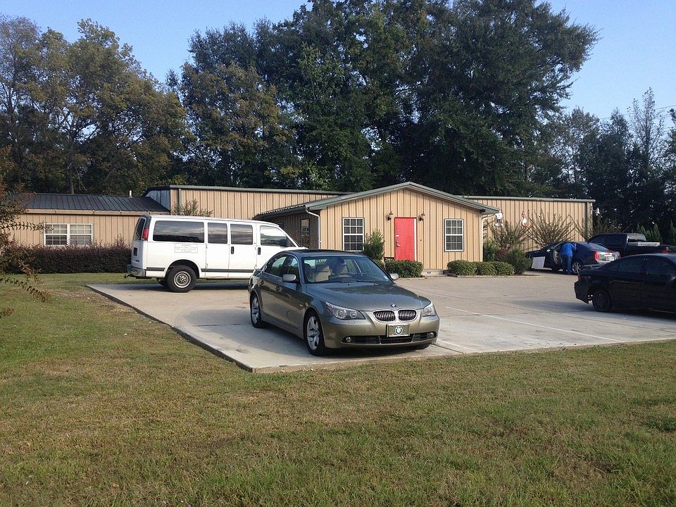 1st image of 909 E Dinkins St