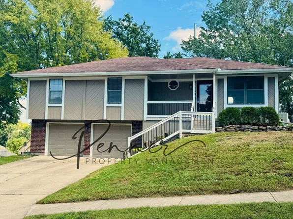 724 SE Shamrock Ln, Blue Springs, MO 64014
