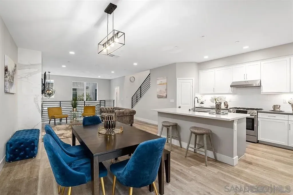 4 bed, 3.5 bath, 2164 sqft, $8,888 — Photo 2