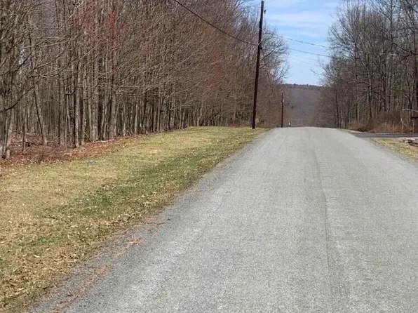 3 Fern Dr, Hawley, PA 18428