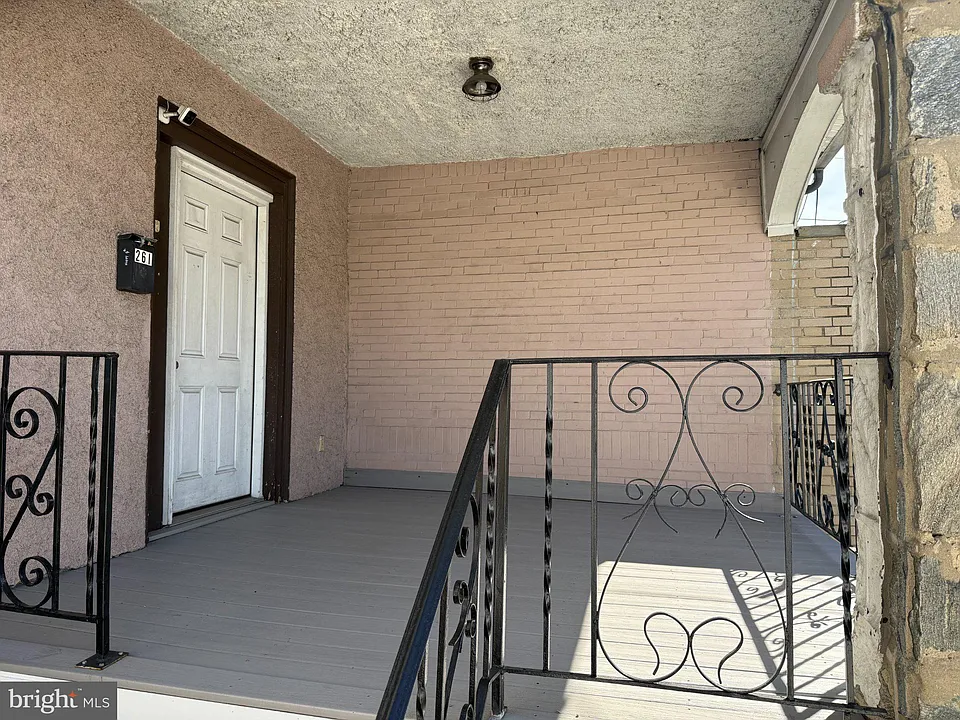 261 Long Ln