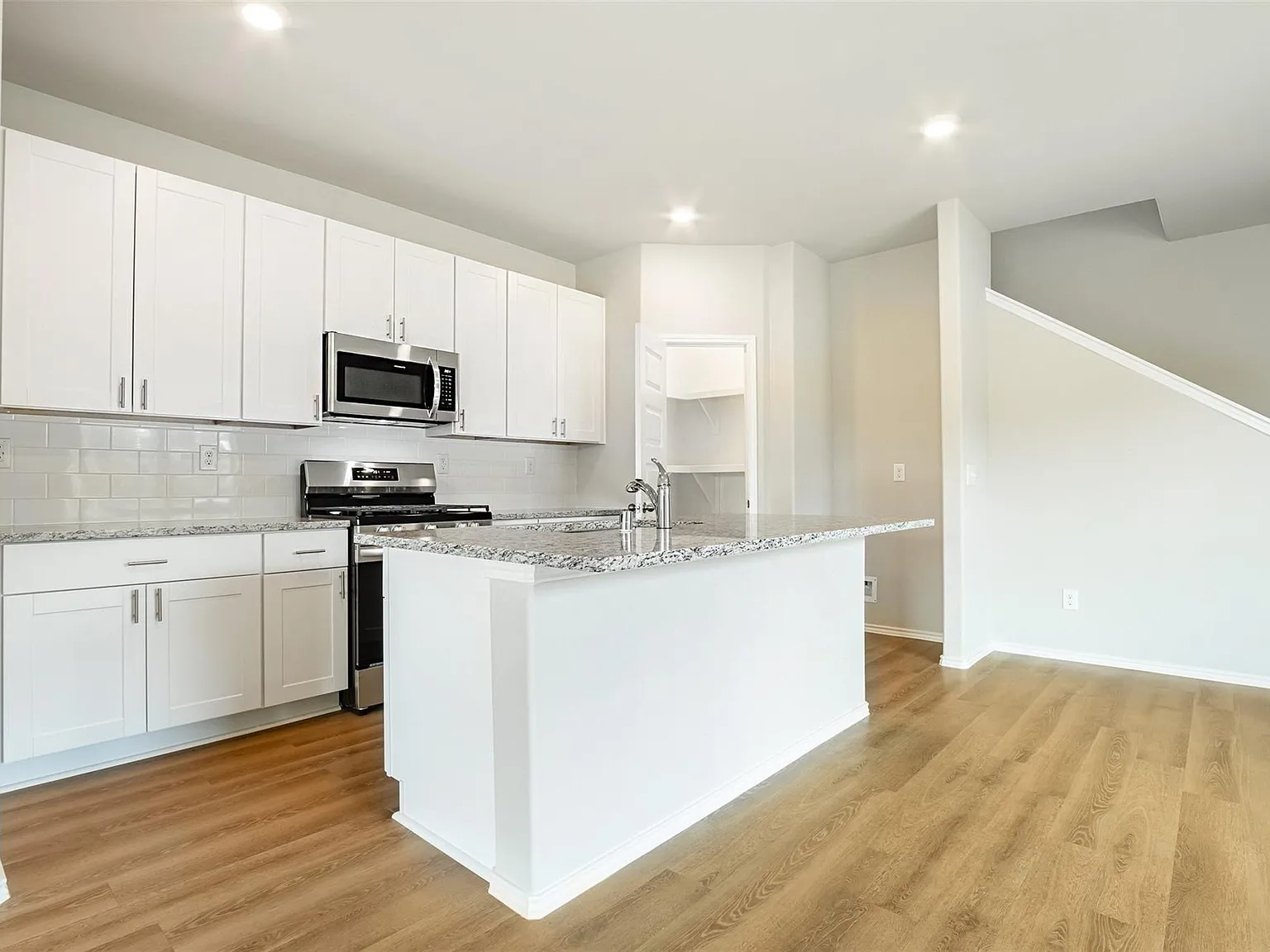 4 bed, 2.5 bath, 2239 sqft, $2,550 — Photo 2
