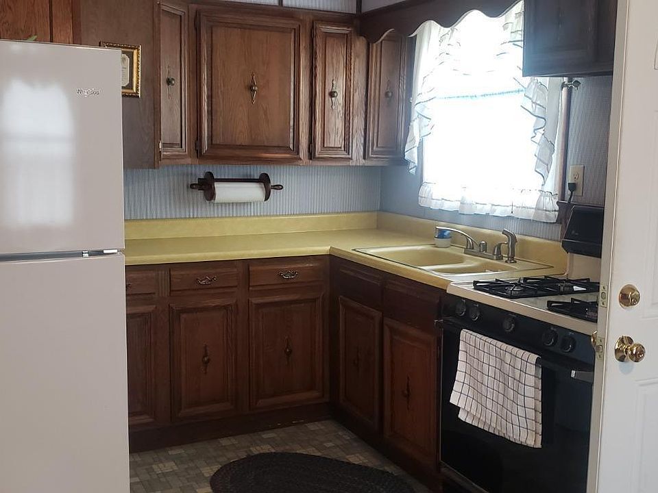 2nd image of 15 Longfellow Dr