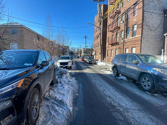 5th image of 916 E 221st St