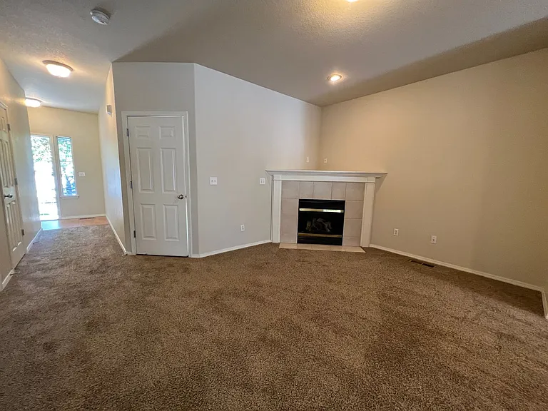 4353 SE Chelsea Ln — Photo 2