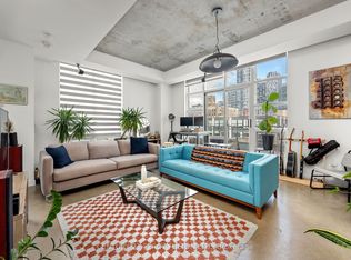 23 Brant St #1011, Toronto, ON M5V2L5