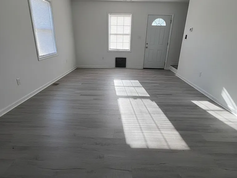 902 Hanson St N — Photo 2