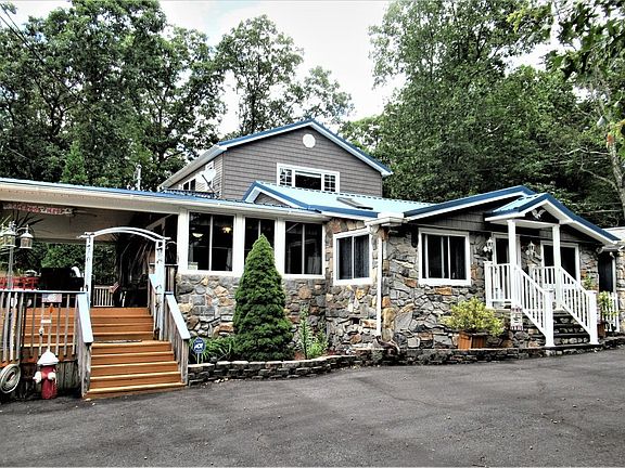 2nd image of 3476 Farview Dr