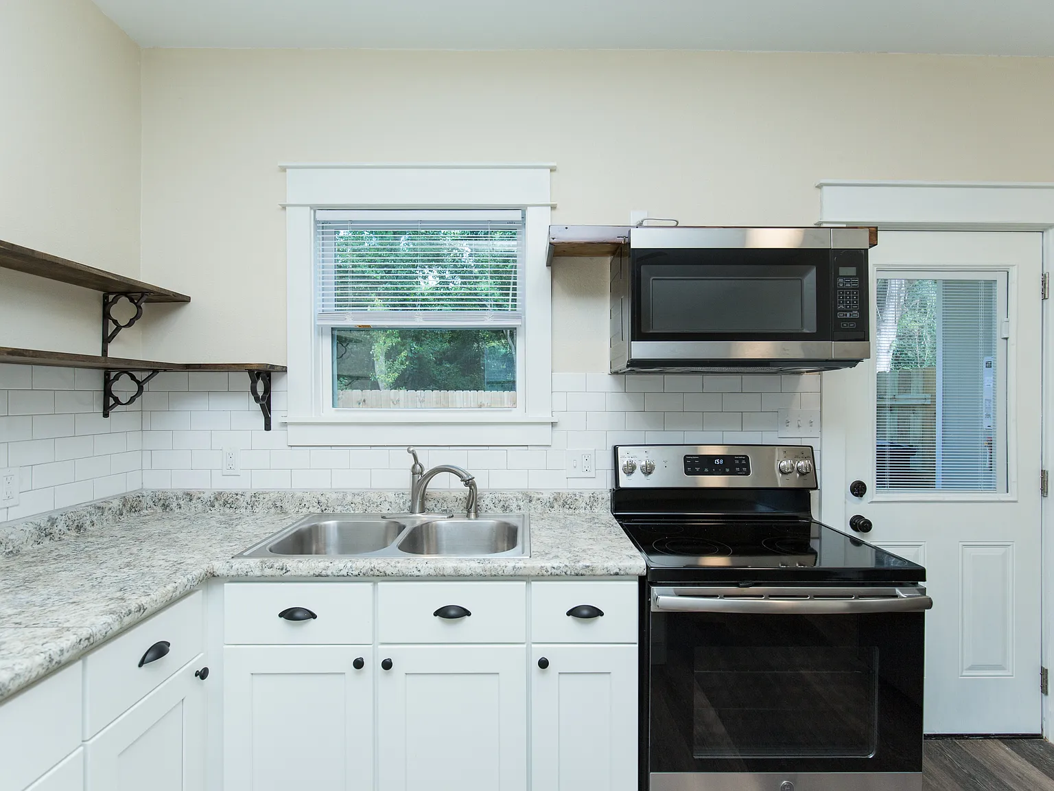 1500 Dacron Dr — Photo 4