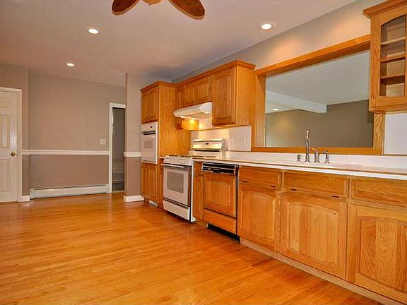 3rd image of 95 Glenmere Dr