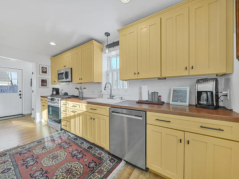 814 Locust St — Photo 11