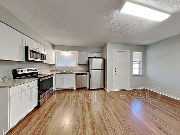 4th image of 4127 Hyde Park Dr
