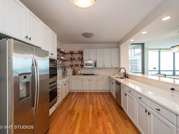 3rd image of 600 N Lake Shore Dr APT 1605
