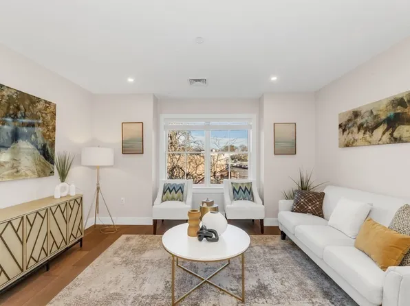 425 Lagrange St Unit 111, West Roxbury, MA 02132