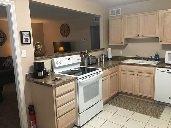 5th image of 906 W 10th St
