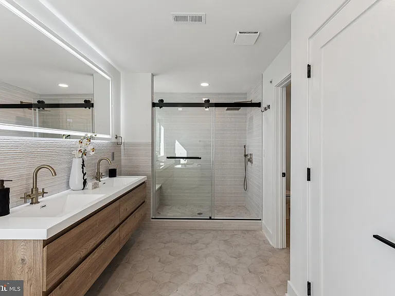 739 N Capitol St — Photo 5