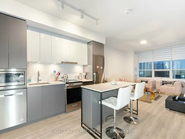 50 Upper Mall Way #B-226, Vaughan, ON L4J 0L8