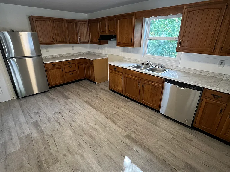 105 Lancaster Ct — Photo 2