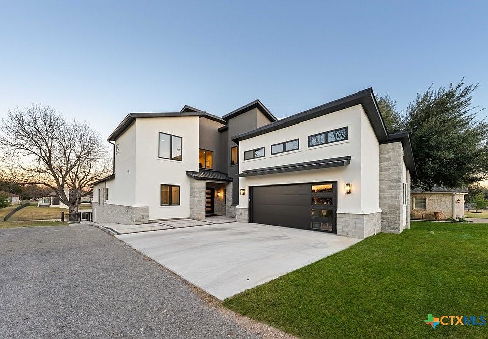 1st image of 300 Bridgepoint Dr