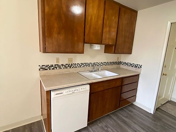 4th image of 1120 W Lockeford St #27