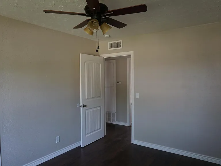 4604 Stanford Ave — Photo 8