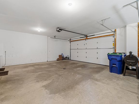 3rd image of 721 Ledgeview Ln