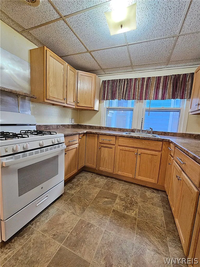 3 bed, 1.0 bath, 1208 sqft, $1,400 — Photo 3