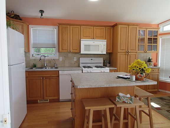 5th image of 415 Commonwealth Rd #140