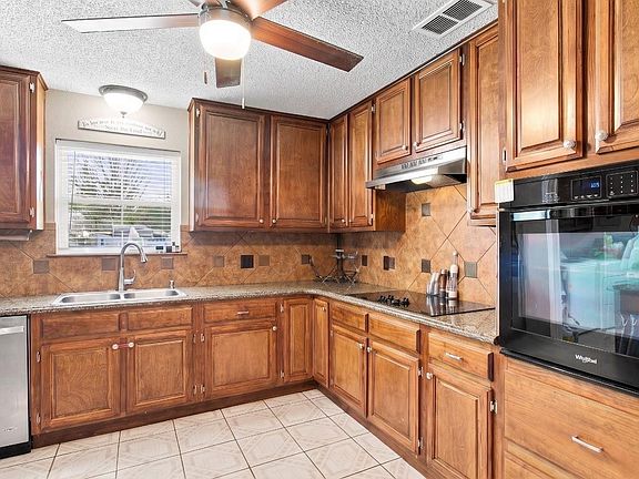 4th image of 6104 Fox Ridge Dr