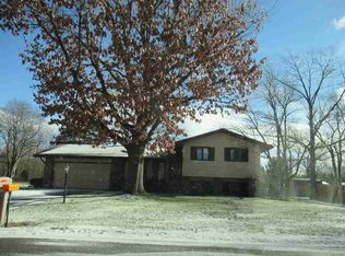 57170 Pinewood Dr, South Bend, IN 46619