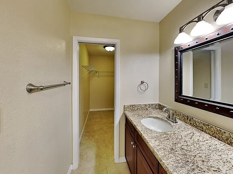 2512 Sea Breeze Ct — Photo 13