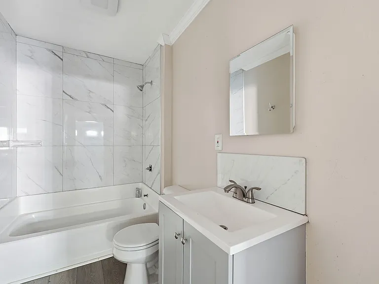 214 Markham St — Photo 13