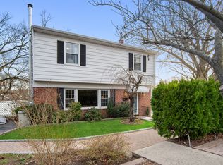 18 Knoll Pl, New Rochelle, NY 10801