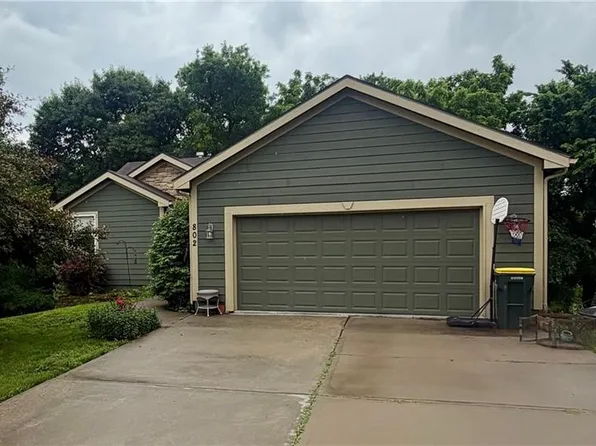 802 Hithergreen Ct, Lansing, KS 66043