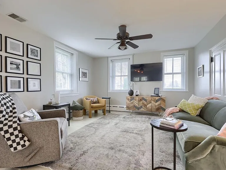 2047 Jarvis Rd — Photo 20