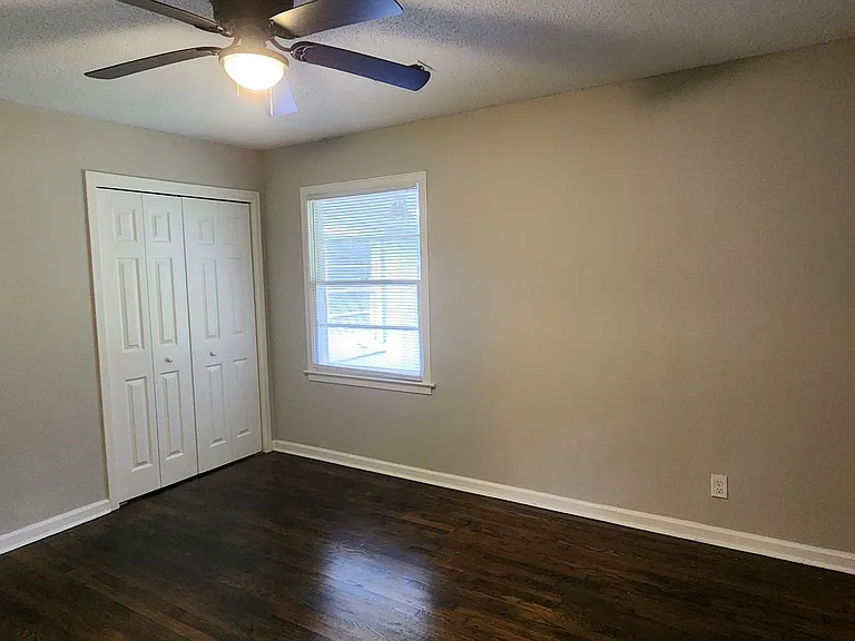 1120 Stratford Rd — Photo 5