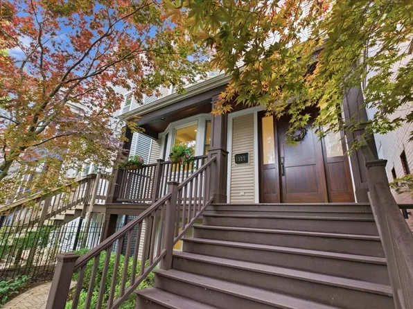 1327 W Barry Ave, Chicago, IL 60657