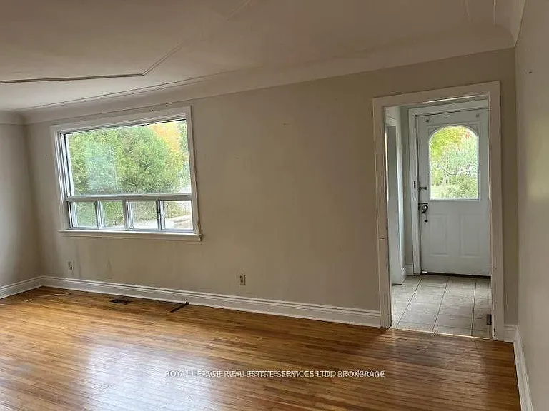 235 Lakeshore Rd W — Photo 5