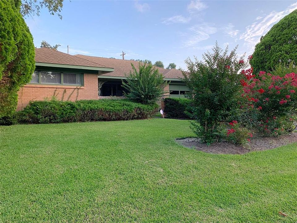Never flooded. Spacious home in popular Willowbend area. Only 2 blocks from schools, park, and pool.