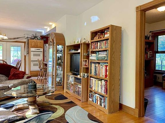 5th image of 407 E Danaher St