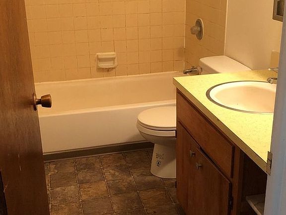 2nd image of 435 NE Kamiaken St #31