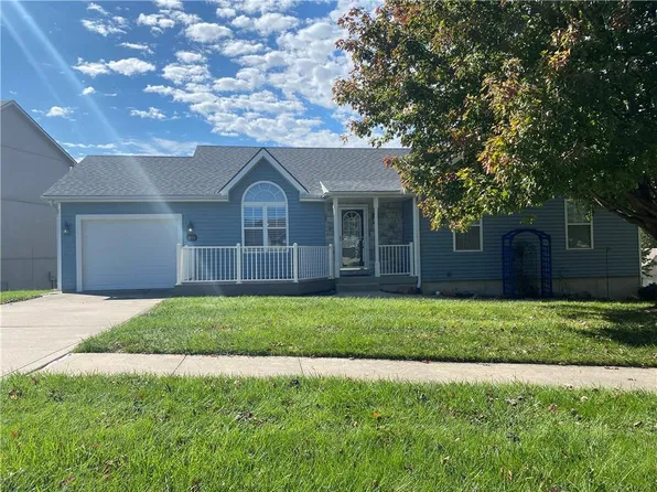 411 Hillcrest St, Lansing, KS 66043