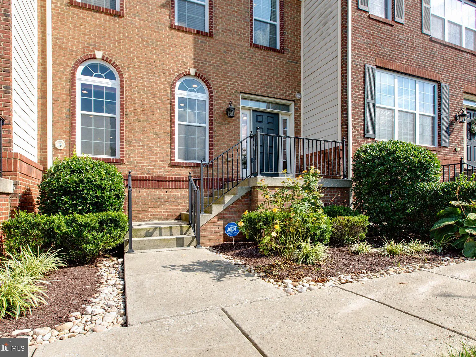 4 bed, 3.5 bath, 2428 sqft, $3,300 — Photo 4